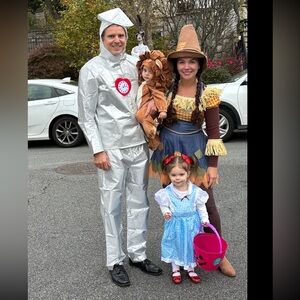Wizard of oz Halloween costumes for family.